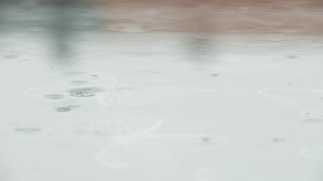 雨滴落在玻璃上的特写视频素材