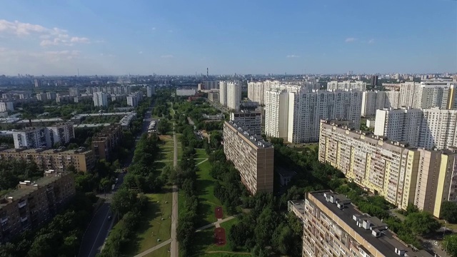 空中夏季莫斯科城市景观与住宅区和绿色公园视频素材