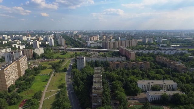 俄罗斯莫斯科住宅区的夏季航拍场景视频素材