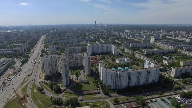 莫斯科住宅区和十字路口的夏季空中全景图视频素材