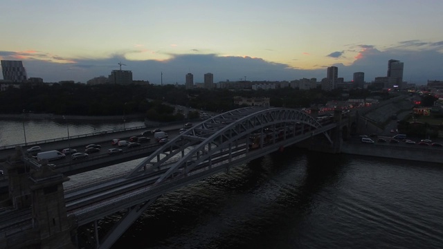 黄昏中的莫斯科城市景观。汽车、铁路桥、空中交通视频素材