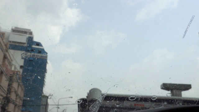 雨刷是用来除去雨点的视频素材画面4