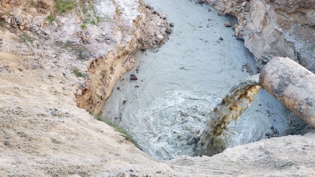 污水污染从肮脏的下水道管道流出。视频素材