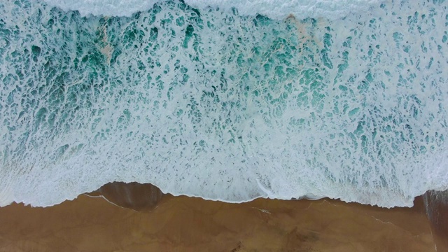 海景与海浪翻滚空海滩上的看法视频素材