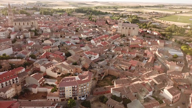 Medina de Rioseco住宅区的无人机拍摄的风景视频素材