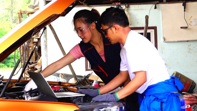 男女技术员在车库里检查汽车，检查机油视频素材