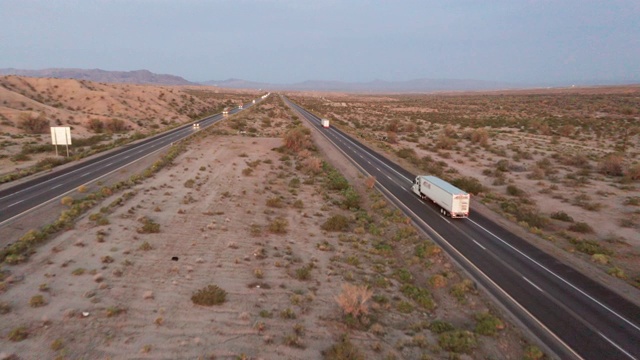 美国西部乡村州际公路上的长途半挂车视频素材