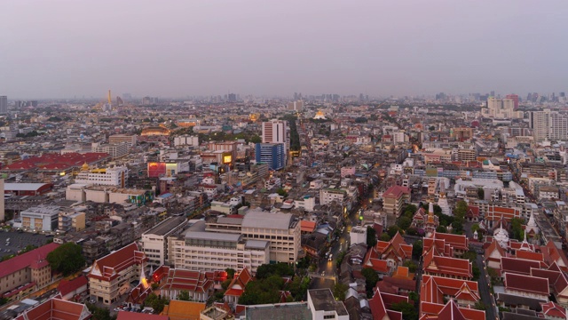 泰国曼谷市中心Rattanakosin岛的住宅建筑和传统寺庙的日日夜夜时光流逝。亚洲的城市。建筑景观背景。视频素材