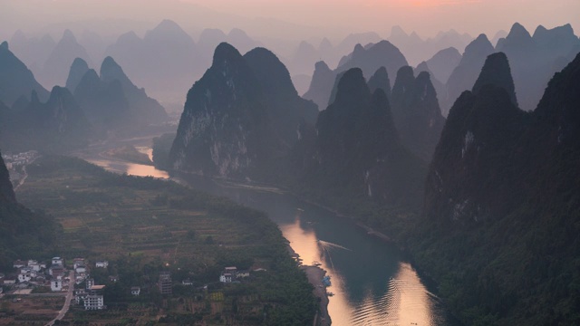 中国桂林山水景观的高视角视频素材画面1