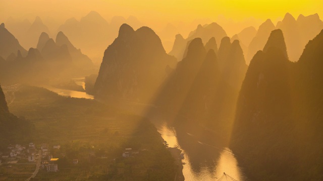 中国桂林山水景观的高视角视频素材画面3