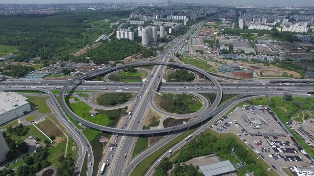 空中莫斯科城市景观繁忙的道路和交汇处，俄罗斯视频素材