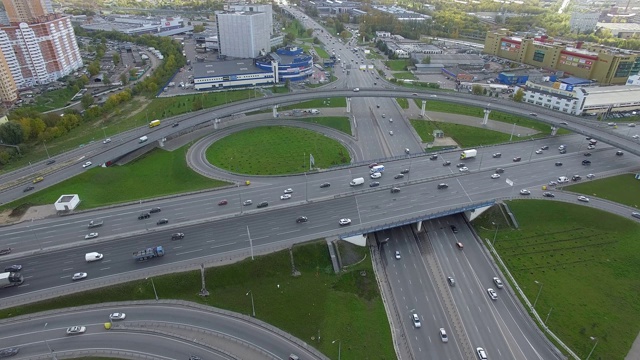 从空中俯瞰莫斯科城市十字路口的交通状况视频素材