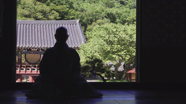 韩国全罗南道顺天溪松光寺，佛教僧侣在祈祷视频素材