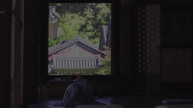 韩国全罗南道顺天溪松光寺，佛教僧侣在祈祷视频素材