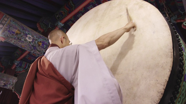 佛教僧人在松光沙寺打鼓/顺天寺，全南道，韩国视频素材