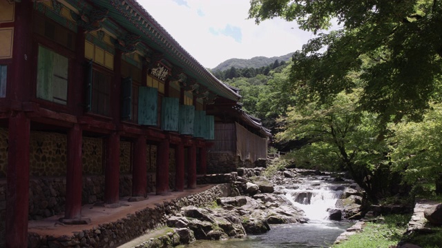 韩国全罗南道顺天溪松光沙寺的小溪和钦格如亭视频素材