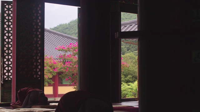 在韩国全罗南道顺天寺松光寺(松光寺)进行佛教服务的僧人视频素材