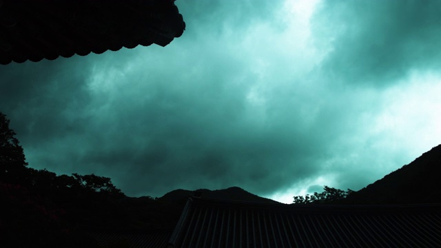 松光沙寺檐瓦雨前乌云/全罗南道顺天寺视频素材