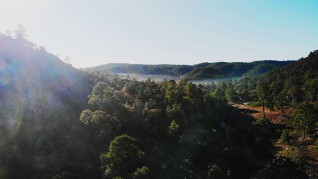 崎岖的景观和Cieneguita村庄鸟瞰图，奇瓦瓦墨西哥在夏季时间附近的戏剧性的铜峡谷地区在马德雷山脉视频素材