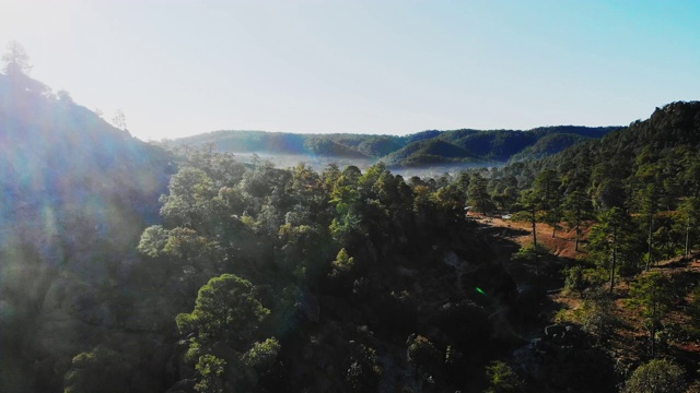 崎岖的景观和Cieneguita村庄鸟瞰图，奇瓦瓦墨西哥在夏季时间附近的戏剧性的铜峡谷地区在马德雷山脉视频素材