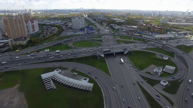 从空中俯瞰莫斯科城市十字路口的交通状况视频素材