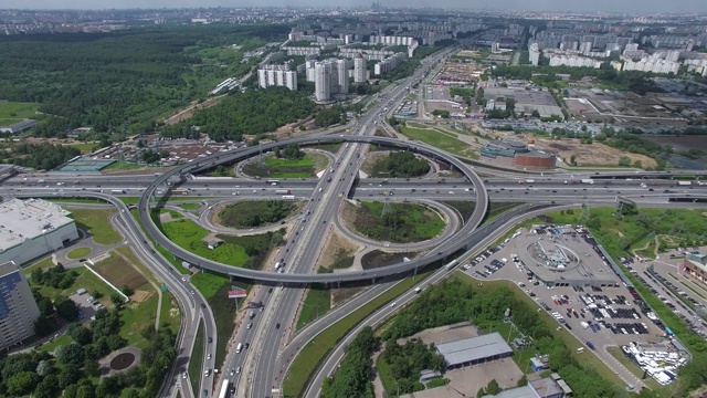 空中莫斯科城市景观繁忙的道路和交汇处，俄罗斯视频素材