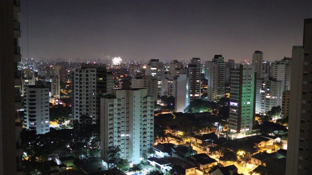 除夕夜烟花在城市中爆炸视频素材画面1