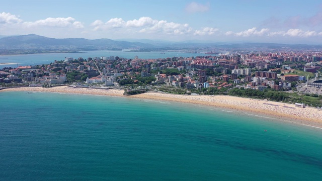 风景如画的桑坦德海岸地区和沙滩鸟瞰图视频素材