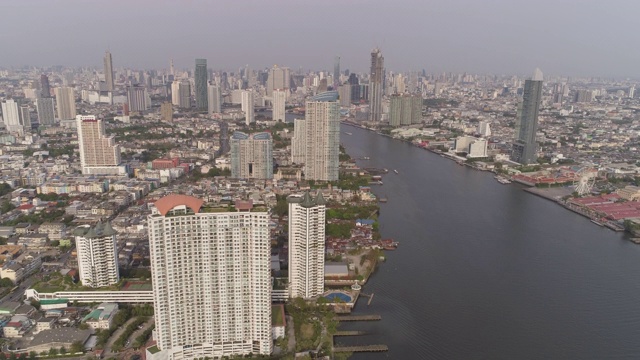 空中拍摄的河流在城市的天空在晴朗的一天，无人机向前飞行城市景观-曼谷，泰国视频素材