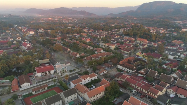 空中拍摄的城市在日出，无人机飞越住宅区-琅勃拉邦，老挝视频素材