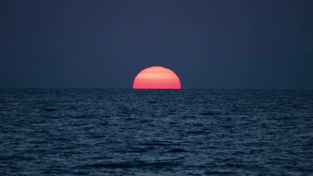 海滩上的日落视频素材