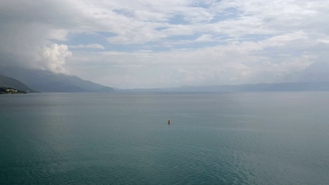 飞过湖水清澈的湖面视频素材