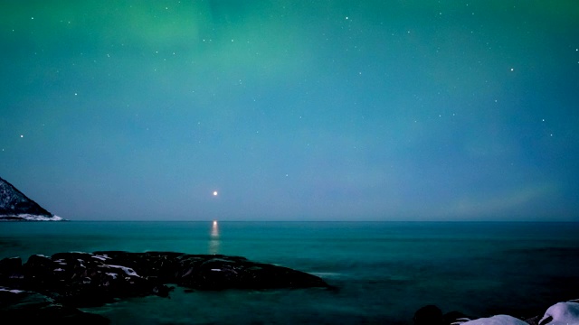 北极光，北极光或北极光出现在北极地区的夜空中视频素材画面2