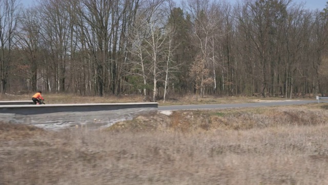 女运动员骑公路自行车。女人独自骑。骑自行车的铁人三项运动员。自行车和铁人三项概念视频素材画面2