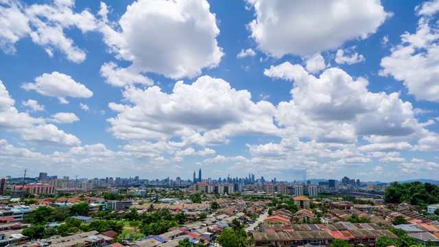 马来西亚吉隆坡市区上空移动云的4K时间间隔。视频素材