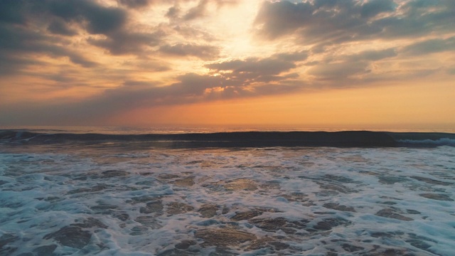 热带海滩日出，海浪拍打着沙滩视频素材