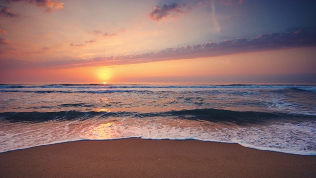 热带海滩日出，海浪和沙子视频素材