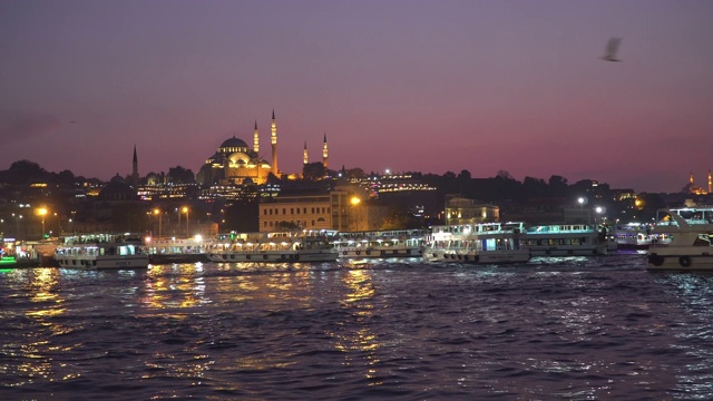 美丽的风景旅游地标在Eminönü (Turyol)海港在日落的空气污染视频素材