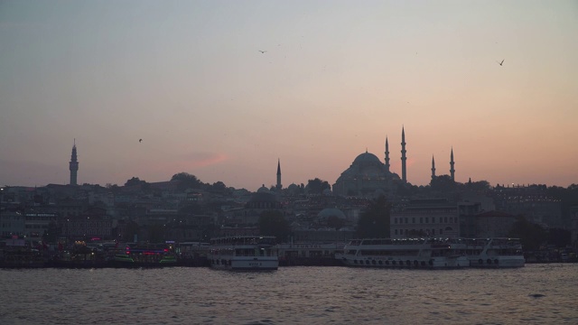 美丽的剪影在Eminönü (Turyol)海港在空气污染中的日落景点视频素材