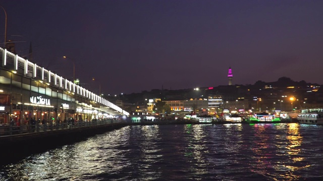 美丽的全景旅游地标在Eminönü (Turyol)海港在日落的空气污染视频素材