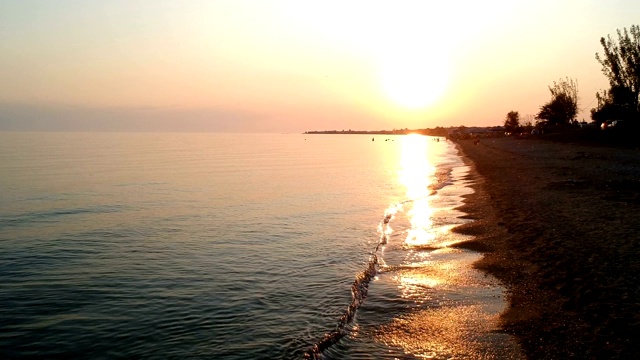 海浪向海滩移动的天线视频素材