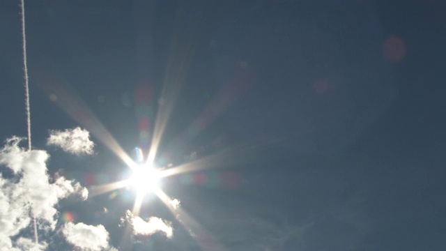 太阳清理云和凝结尾时间流逝视频素材画面3