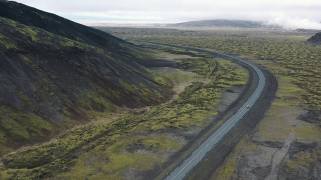 从空中俯瞰冰岛的火山景观，汽车在公路上行驶视频素材