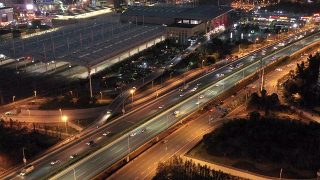 现代城市道路交通枢纽夜间鸟瞰图视频素材