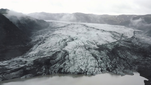 航拍飞向冰川湖和周围的地形，冰岛视频素材