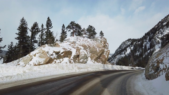 谨慎的旅行在科罗拉多山脉在雪的冬季道路附近博尔德科罗拉多移动旅行视频视频素材