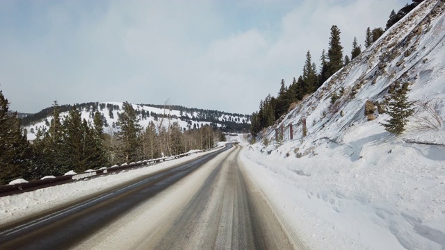 谨慎的旅行在科罗拉多山脉在雪的冬季道路附近博尔德科罗拉多移动旅行视频视频素材