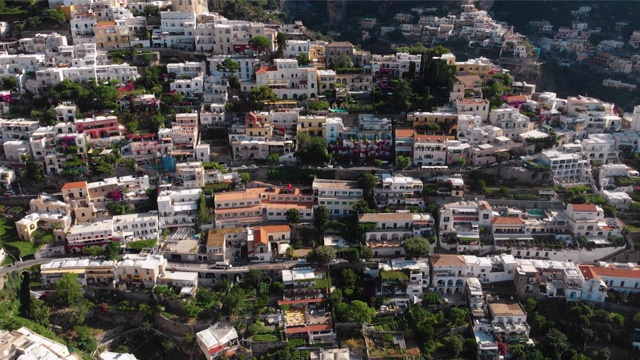 波西塔诺市美丽的基础设施和建筑的空中全景图。街道酒店，房屋和道路令人难以置信的海滩，俯瞰第勒尼安海的公寓。阳光明媚的一天,意大利视频素材