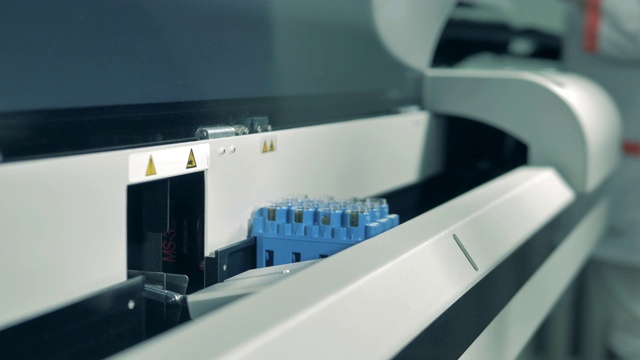 化学样品正在投入分析机视频素材画面3
