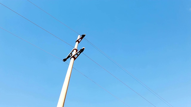 高电压塔在天空背景视频素材